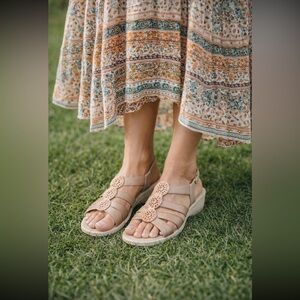 Leather IMAC  NWT WEDGE Beige Sandals size 11. Made in Italy 🇮🇹.